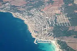 Vista aérea de La Rápita (centro), el Alto de la Rápita (der.), El Estañol (izq.) y el Arenal de la Rápita (abajo)