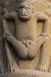 Detalle de un capitel con un simio representando la lujuria