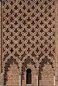 Un motivo sebka o darj wa ktaf en una de las fachadas de la Torre Hasán en Rabat, Marruecos (finales del siglo XII)