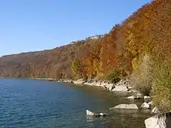 El lago de Chalain en otoño.