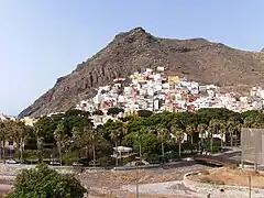 El núcleo de La Ladera. En primer término, el Parque de La Muralla.