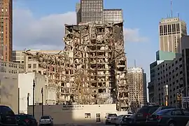 El edificio en proceso de demolición