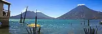 Panorámica del lago en el amanecer.