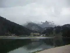 El lago bajo un manto de nubes.