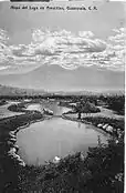 Maqueta del Lago de Amatitlán en el antiguo parque zoológico «La Aurora» en la Ciudad de Guatemala.  Foto de la década de 1920.