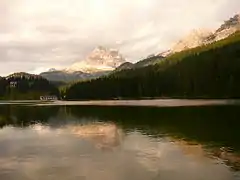 El lago desde el sur: al fondo, las Tres Cimas de Lavaredo