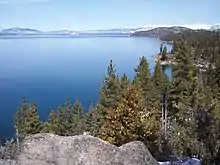 Vista del lago desde la orilla oriental (en Nevada)