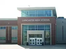 Lancaster High School ("Escuela Preparatoria de Lancaster")