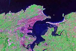 Imagen satélite de Santander. A la derecha se ve la barra de arena de El Puntal que cierra la bahía.