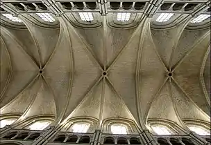 Bóveda sexpartita en la catedral de Laon (Francia)