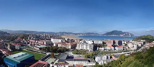 Vista de Laredo y la playa de la Salvé, con Santoña al fondo.