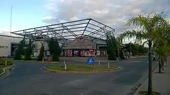 Entrada norte de La Ribera Shopping, principal centro comercial de la ciudad.