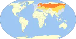 Distribución de Larus canus. Morado= residente permanente. Naranja= áreas de nidificación. Azul= zonas de invernada.