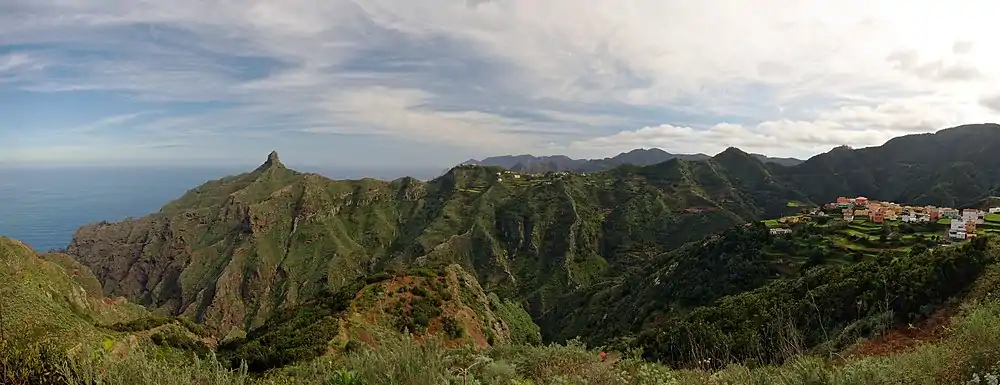 Vista del barranco de Taborno con Las Carboneras a la derecha y el caserío de Taborno a lo lejos.