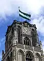 La bandera de Róterdam ondeando en la Iglesia de San Lorenzo.