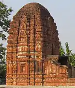 Amalakas de esquina en el templo de Lakshamana del siglo VII en ladrillo en  Sirpur