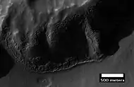 Capas en el depósito del manto, vistas por HiRISE, bajo el programa HiWish . El manto probablemente se formó a partir de la nieve y el polvo que caían durante un clima diferente.