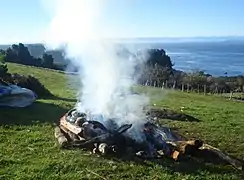 Se enciende sobre las piedras.