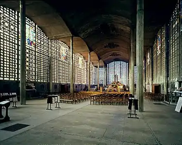 Interior de Notre-Dame du Raincy, de Auguste Perret.