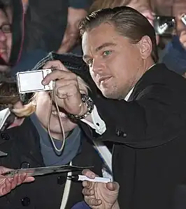 Leonardo DiCaprio tomándose una selfi en Berlín, 2010.