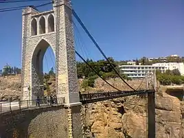 Vista de los arcos a ambos lados del puente