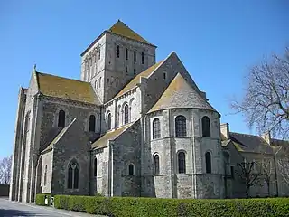Transepto, coro con ábside, cimborrio en el crucero, de la abacial de Lessay, Normandia.