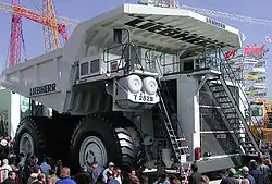 Un Liebherr T 282B, camión minero clase ultra en la Feria internacional de negocios Bauma 2005 en Munich, Alemania.