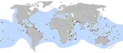 Distribución de C. mydas. Los círculos rojos son sitios importantes de anidación. Los círculos amarillos representan ubicaciones de menor importancia