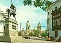 Plaza Pizarro con la estatua ecuestre en 1987. Al fondo se aprecia la Catedral de Lima.