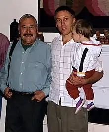 Con su hijo César y nieta Ema, 1998. Ultima foto de César Valverde