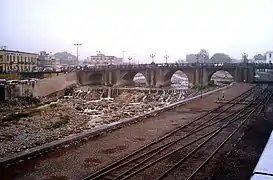 El puente en 2005 con los rieles del Ferrocarril Central del Perú