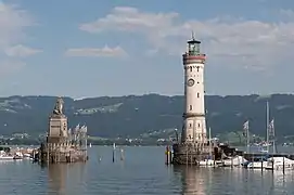 Faro de Lindau en el lago de Constanza, del siglo XIX, con un excelente mirador de los Alpes suizos y del lago