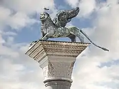 Estatua (león de Venecia) que corona la Columna de San Marcos, Plaza de San Marcos de Venecia.