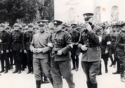 Rebeldes lituanos (LAF) y soldados del ejército lituano en la Plaza de la Catedral, en Vilna, después de que la ciudad fuera liberada de los soviéticos.