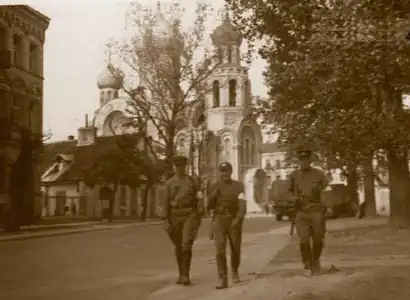 Rebeldes lituanos (LAF) patrullando las calles de Vilna.
