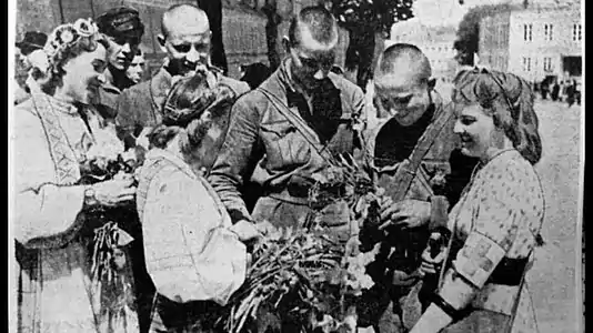 Soldados lituanos, liberados del antiguo cuerpo lituano del Ejército Rojo, calurosamente recibidos en Vilna.