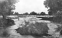 Pequeñas cascadas del río en el centro de Tucsón en 1889.