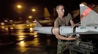 Un AIM-7M siendo cargado