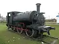 Locomotora ubicada junto a la estación