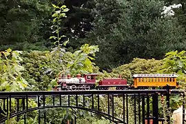 Maqueta de tren en los jardines.