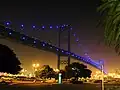 El Puente de Vincent Thomas iluminado en la noche con luces de LED azul.