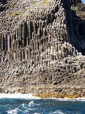Los Órganos en la costa norte de La Gomera, cúmulo-domo traquítico expuesto por la erosión marina.