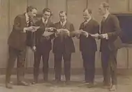 Los miembros de una banda de jazz en Luisiana repasan sus contratos, 1919.