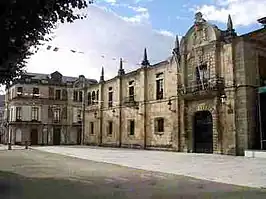 Casa del Ayuntamiento en el parque de Villanueva de Lorenzana, antiguo monasterio.