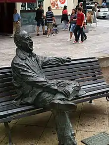 Escultura de Luis Riera Posada (2008), en Oviedo.