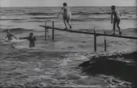 Baignade en mer ("baño de mar"), fotograma de una de las primeras películas presentadas en público por los hermanos Lumiére, 28 de diciembre 1895.