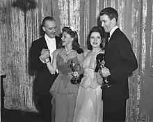 Rogers junto a Alfred Lunt, Lynn Fontanne y James Stewart en la 13.ª edición de los Premios Óscar (1941)