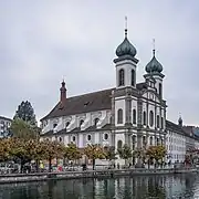 La iglesia de los Jesuitas en la ciudad vieja de Lucerna