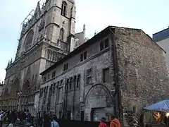 La catedral de Saint-Jean y la escuela del coro (uno de los edificios más antiguos de Lyon).