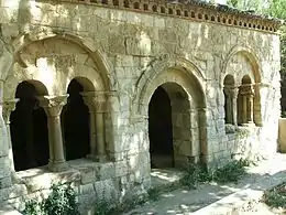 Ventanas geminadas y puerta de la sala capitular